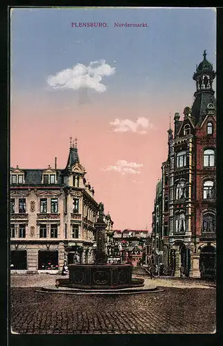 AK Flensburg, Nordermarkt mit Brunnen in Abendstimmung