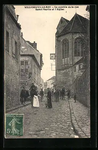 AK Villeneuve-le-Roi, La montée de la rue Saint-Martin et l`Eglise