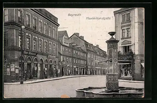 AK Bayreuth, Maximilianstrasse mit Brunnen und Geschäftshäusern