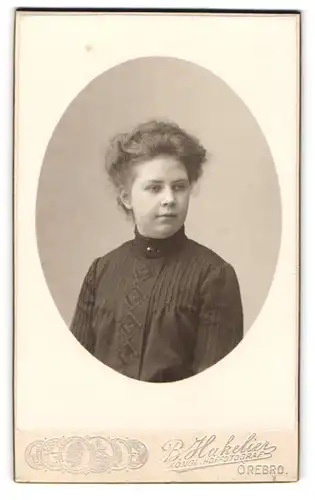 Fotografie B. Hakelier, Örebro, Dame mit gelangweiltem Blick