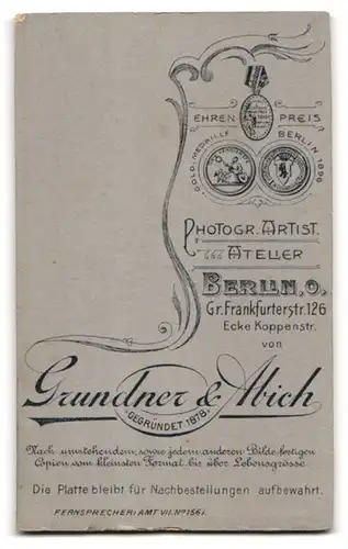 Fotografie Grundner & Abich, Berlin, Gr. Frankfurterstrasse 126, Ältere Dame im verzierten Kleid