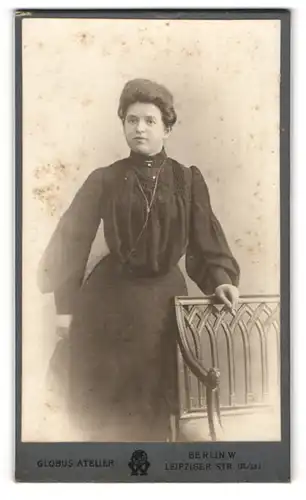 Fotografie Globus Atelier, Berlin, Leipziger Strasse 132 /137, Dame im schwarzen Spitzenkleid