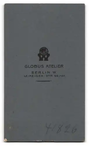 Fotografie Globus Atelier, Berlin, Leipziger Strasse 132 /137, Dame im schwarzen Spitzenkleid