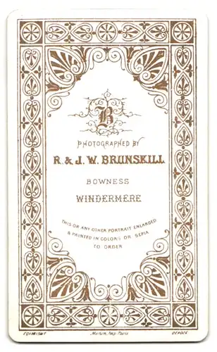 Fotografie R. & J. W. Brunskill, Windermere, Älterer Herr beim Lesen