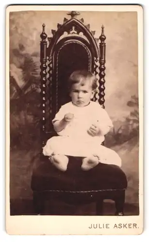 Fotografie Julie Asker, Ort unbekannt, Kleinkind auf herrschaftlichem Stuhl