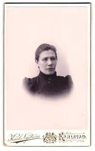 Fotografie Karl Nyström, Karlstad, Dame im schwarzen Kleid mit Puffärmeln