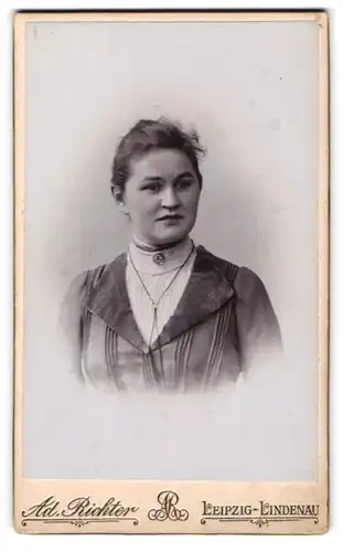 Fotografie Ad. Richter, Leipzig-Lindenau, Merseburger Strasse 1, Junge Dame mit angewidertem Blick