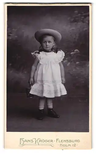 Fotografie Hans Kröger, Flensburg, Holm 12, Kleines Mädchen im weissen Kleid mit Strohhut