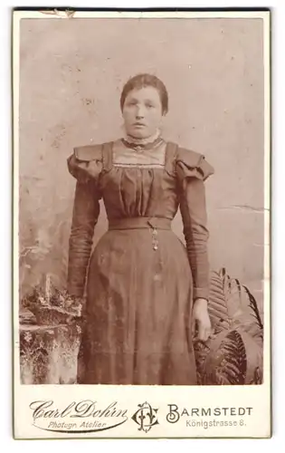 Fotografie Carl Dohin, Barmstedt, Königstrasse 8, Junge Dame im bürgerlichen Kleid