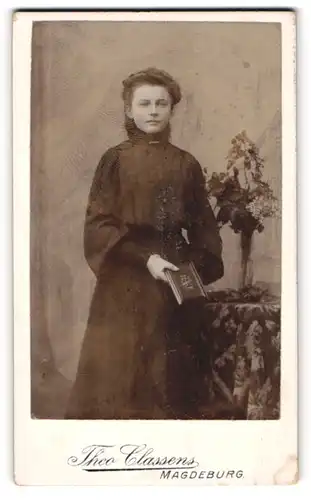 Fotografie Theo Classens, Magdeburg, Fürstenstrasse, Heranwachsendes Mädchen im schwarzen Kleid