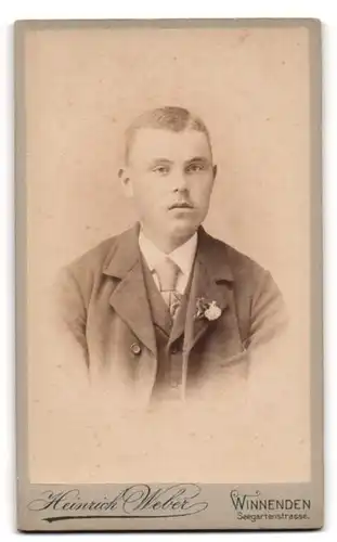 Fotografie Heinrich Weber, Winnenden, Seegartenstrasse, Junger Bursche mit leerem Blick