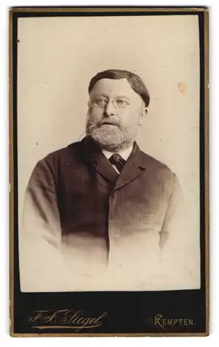 Fotografie F. X. Siegel, Kempten, Kotterner Strasse, Gestandener Mann mit grauem Vollbart und Toupet