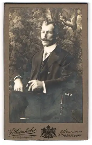 Fotografie J. Heimhuber, Sonthofen-Oberstdorf, Edler herr mit lachem Moustache und Zigarre in der Hand