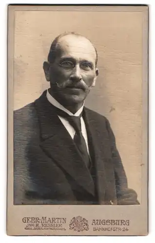 Fotografie Gebr. Martin, Augsburg, Gahnhofstrasse 24, Gestandener Herr mit gepflegtem Moustache und Brille