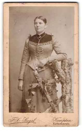 Fotografie F. X. Siegel, Kempten, Kotternerstr., Junge Dame in modischer Kleidung