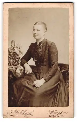 Fotografie F. X. Siegel, Kempten, Kotternerstr., Bürgerliche Dame mit Kragenbrosche und Kreuzkette