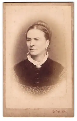 Fotografie Lafranchini, Wien-Wieden, Margarethenstr. 36, Junge Dame mit Hochsteckfrisur und Haarnetz