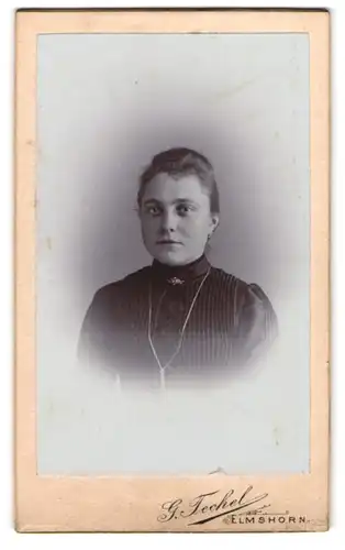 Fotografie G. Techel, Elmshorn, Mühlenstr. 12, Junge Dame mit zurückgebundenem Haar