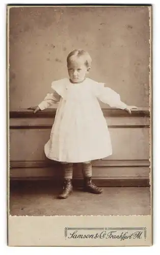 Fotografie Samson & Co., Frankfurt a. M., Zeil 46, Kleines Mädchen im weissen Kleid