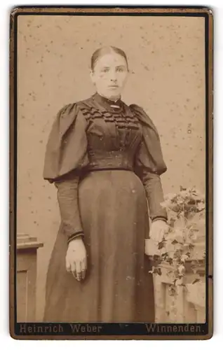 Fotografie Heinrich Weber, Winnenden, Junge Dame im modischen Kleid