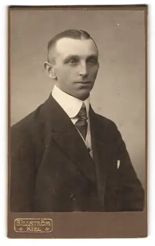 Fotografie Georg Billström, Kiel, Holstenstr. 43, Junger Herr im Anzug mit Krawatte