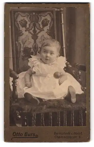 Fotografie Otto Burs, Barmstedt i. Holst., Chemnitzerstr. 5, Süsses Kleinkind im Kleid mit Rassel
