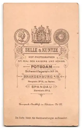 Fotografie Selle & Kuntze, Potsdam, Schwertfegerstr. 14, Elegant gekleideter Herr mit Schnauzbart