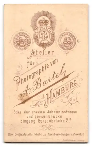 Fotografie A. Bartel, Hamburg, Börsenbrücke 2 a, Junge Dame im gepunkteten Kleid