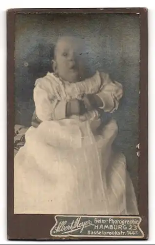 Fotografie Albert Meyer, Hamburg, Hasselbrookstr. 144, Süsses Kleinkind im weissen Kleid
