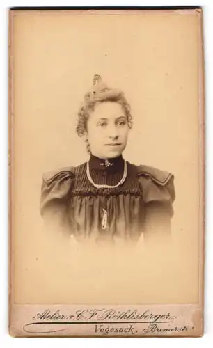 Fotografie C. F. Röthlisberger, Vegesack, Bremerstr. 14, Junge Dame im Kleid mit Halskette