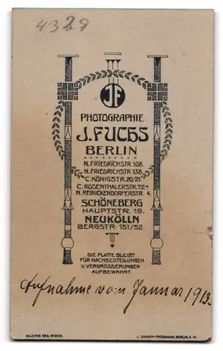 Fotografie J. Fuchs, Berlin-N., Friedrichstr. 108, Hübsch gekleidete Dame mit Kreuzkette