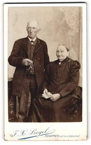 Fotografie F. X. Siegel, Kempten, Älteres Paar in zeitgenössischer Kleidung