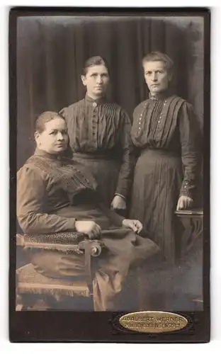 Fotografie Adalbert Werner, München, Elisenstr. 7, Drei Damen in zeitgenössischer Kleidung