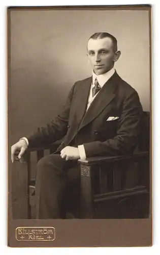 Fotografie Georg Billstörm, Kiel, Hostenstr. 43, Junger Herr im Anzug mit Krawatte