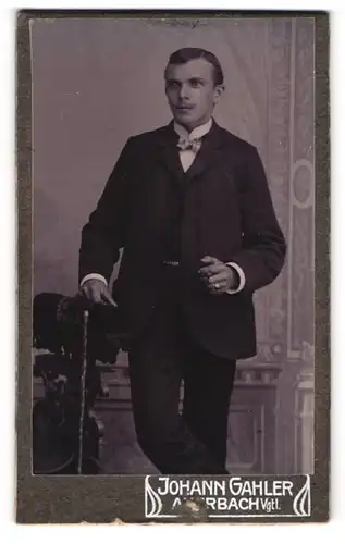 Fotografie Johann Gahler, Auerbach /Vgtl., Kaiserst. 23, Elegant gekleideter Herr mit Zigarre