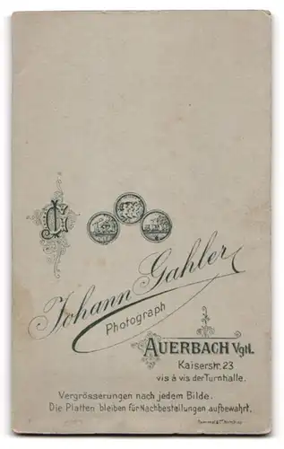 Fotografie Johann Gahler, Auerbach /Vgtl., Kaiserst. 23, Elegant gekleideter Herr mit Zigarre