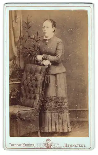 Fotografie Theodor Harder, Hennstedt, Junge Dame in hübscher Kleidung