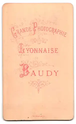 Fotografie Baudy, Lyon, Kleines Mädchen im modischen Kleid