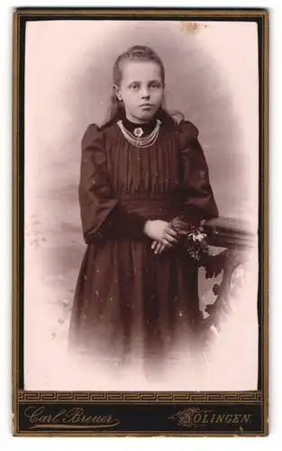Fotografie Carl Breuer, Solingen, Casernenstr. 21, Junges Mädchen im Kleid