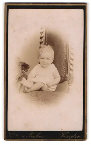 Fotografie Klotz u. Bscher, Kempten, Süsses Kleinkind im Hemd mit nackigen Füssen