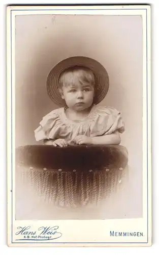 Fotografie Hans Weis, Memmingen, Kleines Kind in hübscher Kleidung