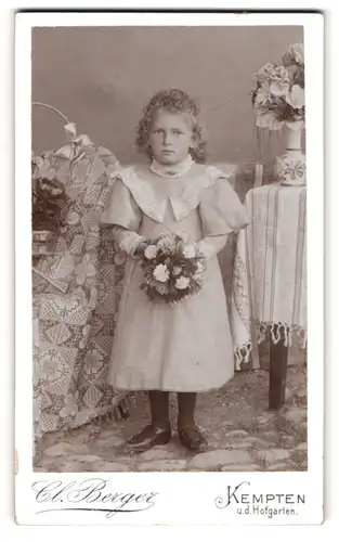 Fotografie C. Berger, Kempten, Mädchen im Kleid mit Blumenstrauss