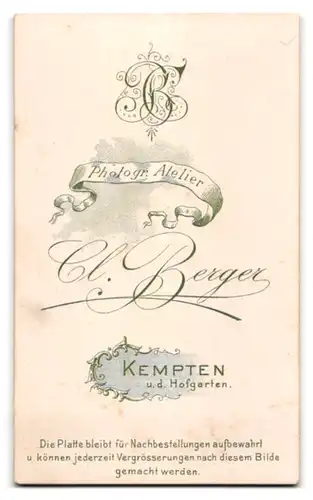 Fotografie C. Berger, Kempten, Mädchen im Kleid mit Blumenstrauss