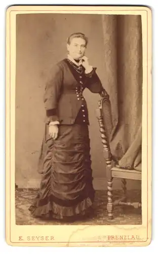 Fotografie E. Seyser, Prenzlau, Junge Dame in zeitgenössischer Kleidung