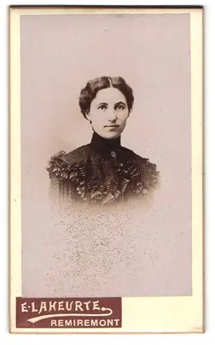 Fotografie E. Laheurte, Remiremont, 21 & 23, Rue de la Xavée, Junge Dame in karierten Kleid