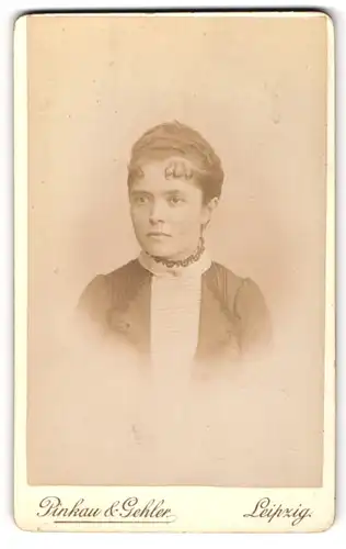 Fotografie Pinkau & Gehler, Leipzig, Turnerstr. 11, Junge Dame mit zurückgebundenem Haar