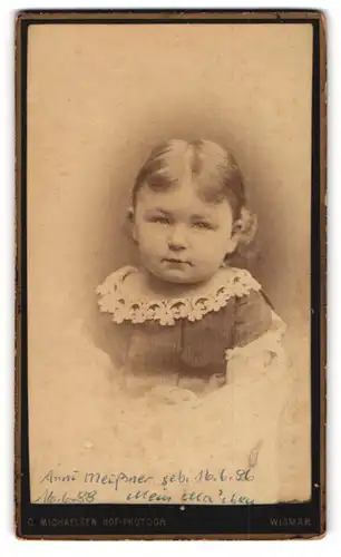 Fotografie C. Michaelsen, Wismar, Krämerstr. 19, Anni Meissner in hübscher Kleidung