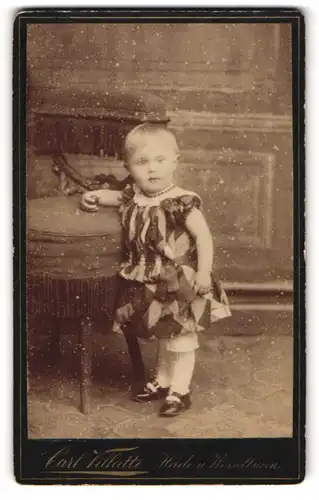 Fotografie Carl Villatte, Heide, Kleines Kind im karierten Kleid