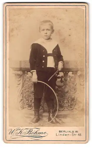 Fotografie W. K. Böhme, Berlin-SW, Linden-Str. 43, Junge im Matrosenanzug mit Reifen
