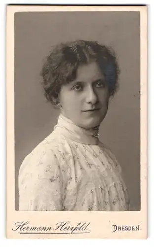 Fotografie Atelier Herzfeld, Dresden-A., Junge Dame in hübscher Kleidung